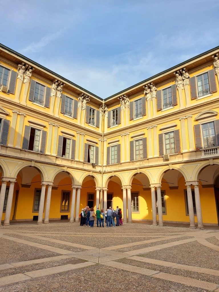 telamoni e cariatidi nel cortile d'onore di palazzo Diotti
