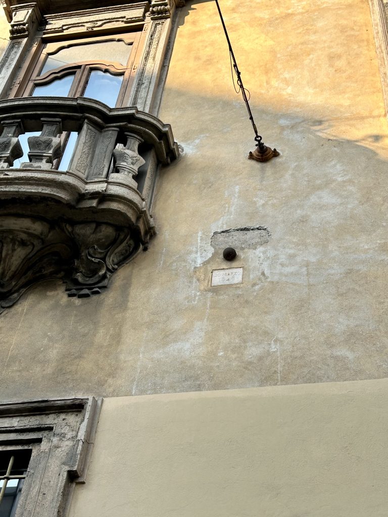 Palla di cannone sul muro di Palazzo Acerbi residuo dei moti del 1848