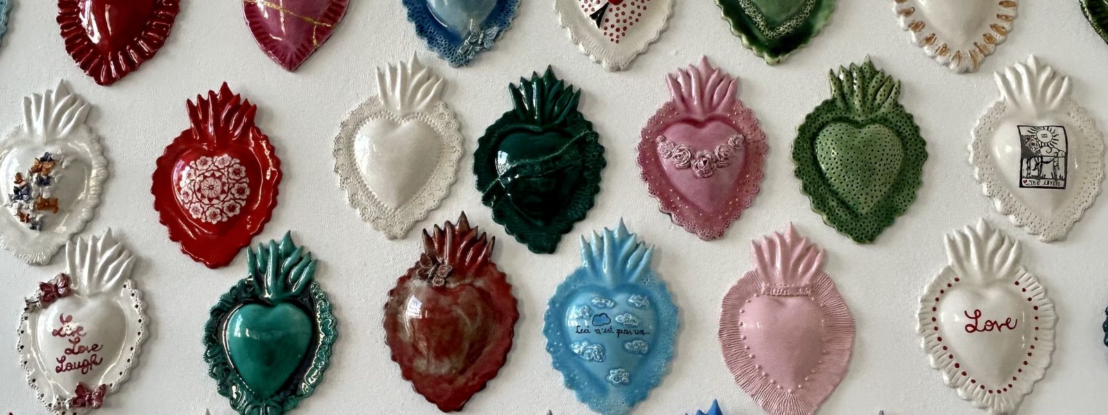 cuori sacri in ceramica a Dergano