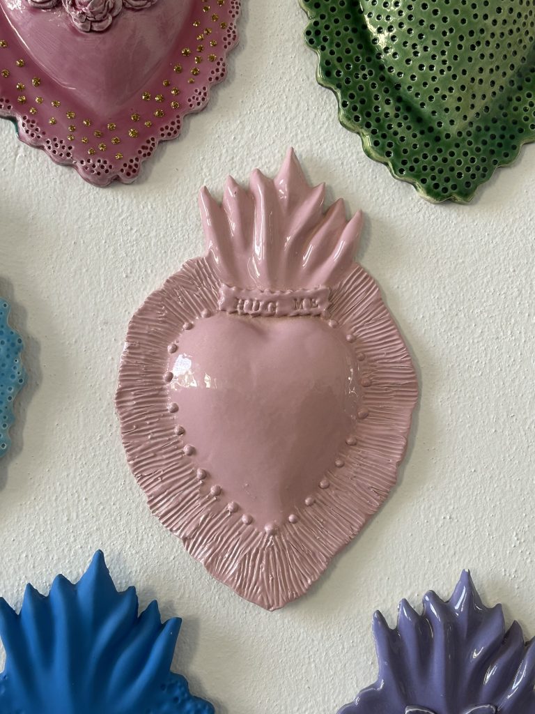 cuori sacri in ceramica a Dergano