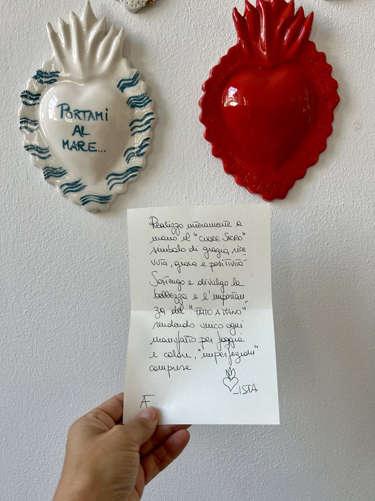 Cuori sacri in ceramica in un atelier di Dergano