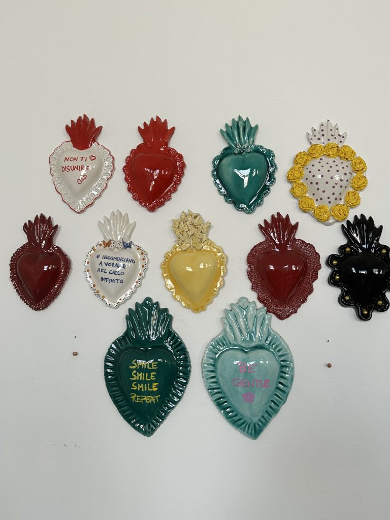 cuori sacri in ceramica a Dergano