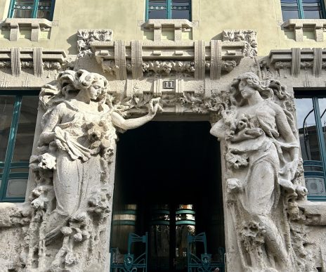 Cariatidi sui palazzi di Milano