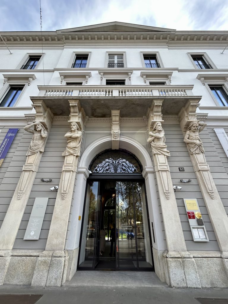 telamoni di palazzo fondazione Rovati a Milano