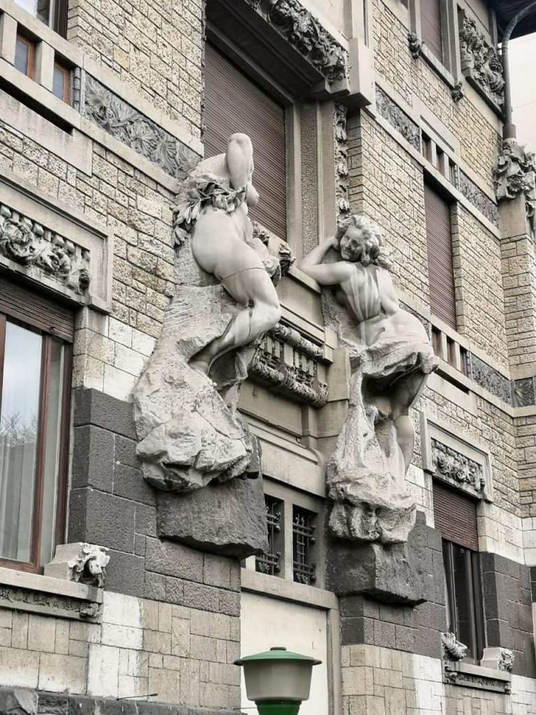 le cariatidi irriverenti di Villa Faccanoni