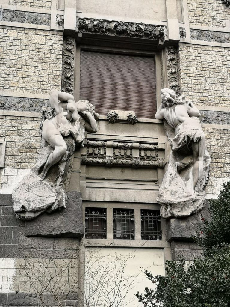 cariatidi scandalose a Milano