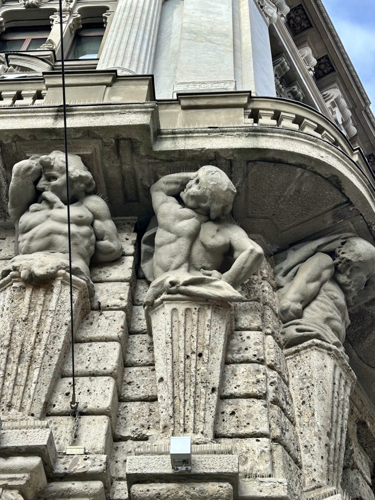 telamoni a casa Broggi a Milano