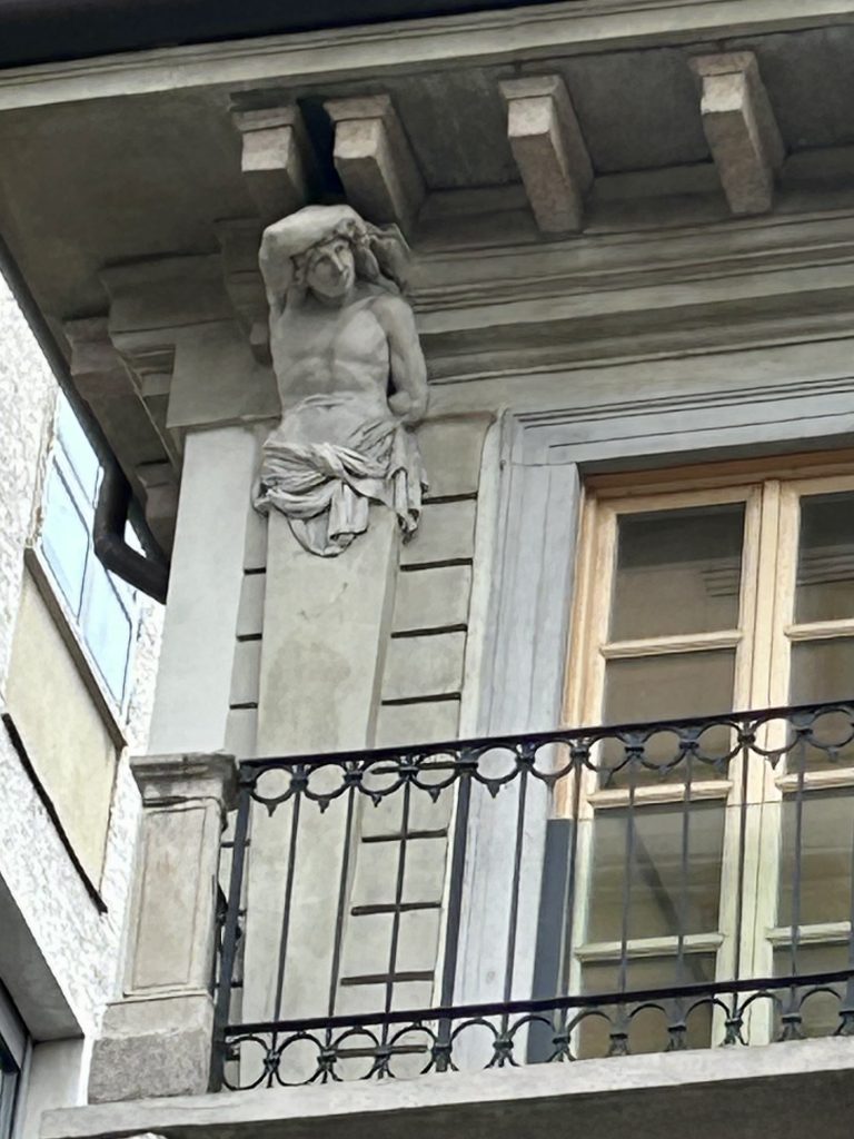 telamoni di palazzo Mellerio a Milano