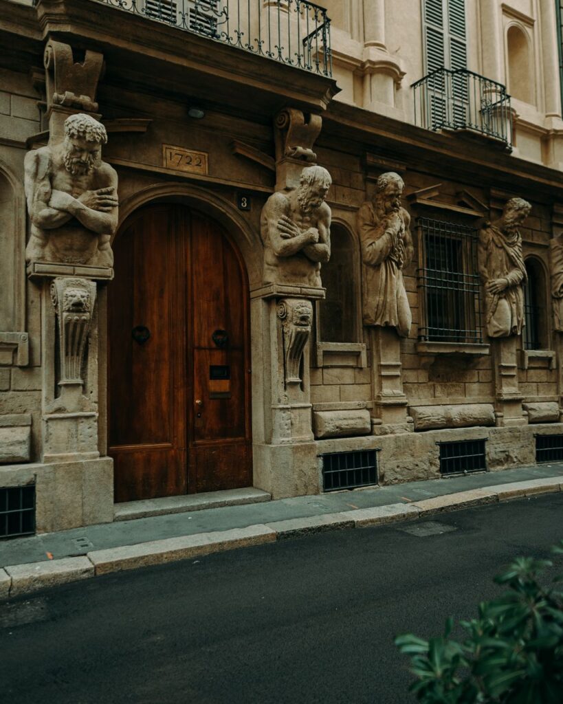 Telamoni sulla casa degli omenoni