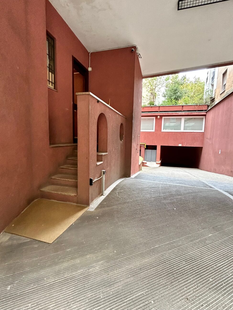 l'accesso ai garage dove si è consumato il delitto di Enzo Isola
