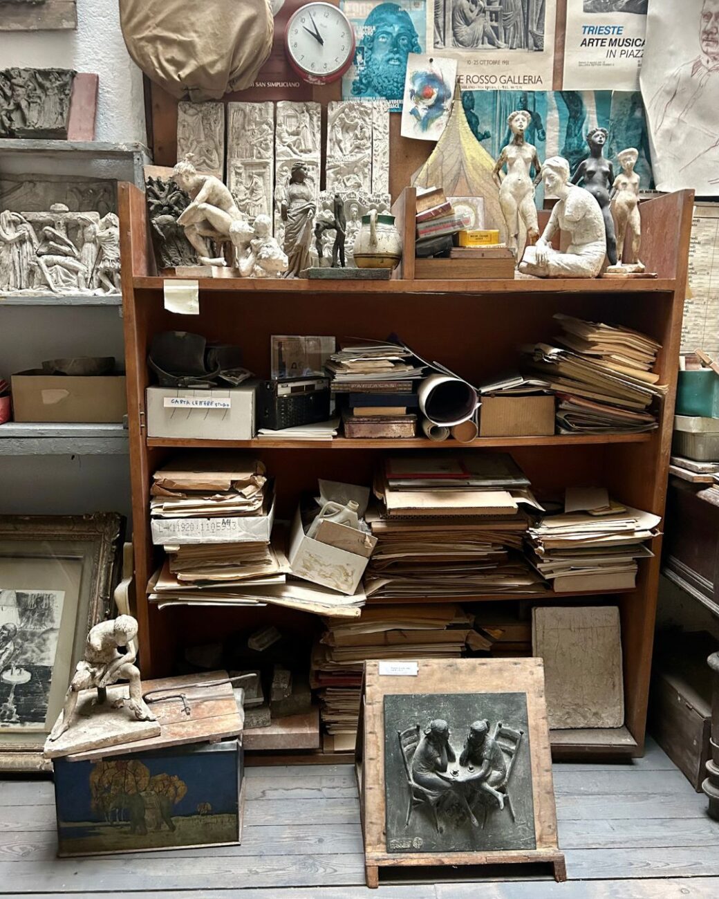oggetti vari nell'atelier Pellini a Milano