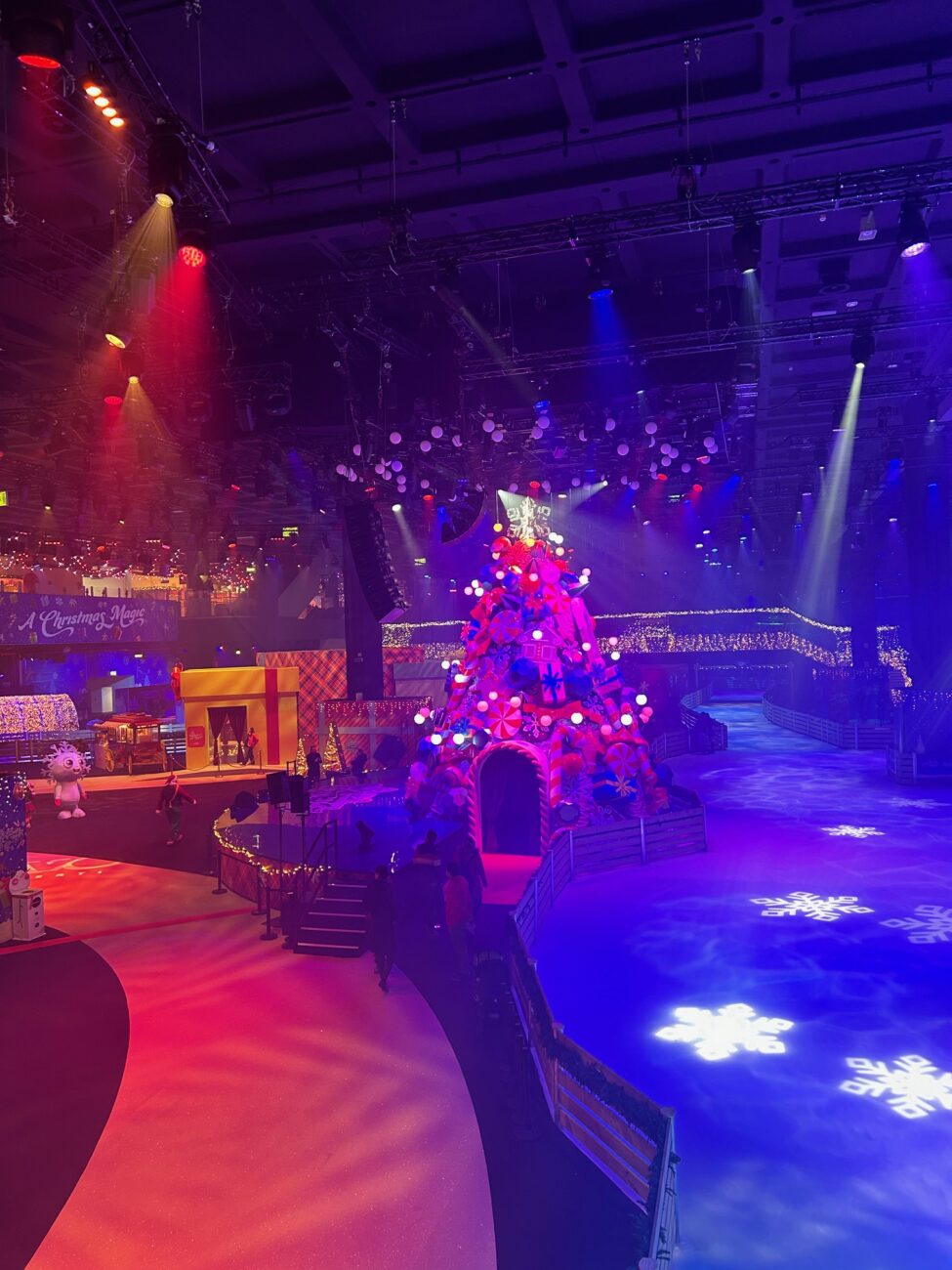 A Christmas Magic, la pista di pattinaggio sul ghiaccio all'interno del parco natale indoor più grande d'Italia