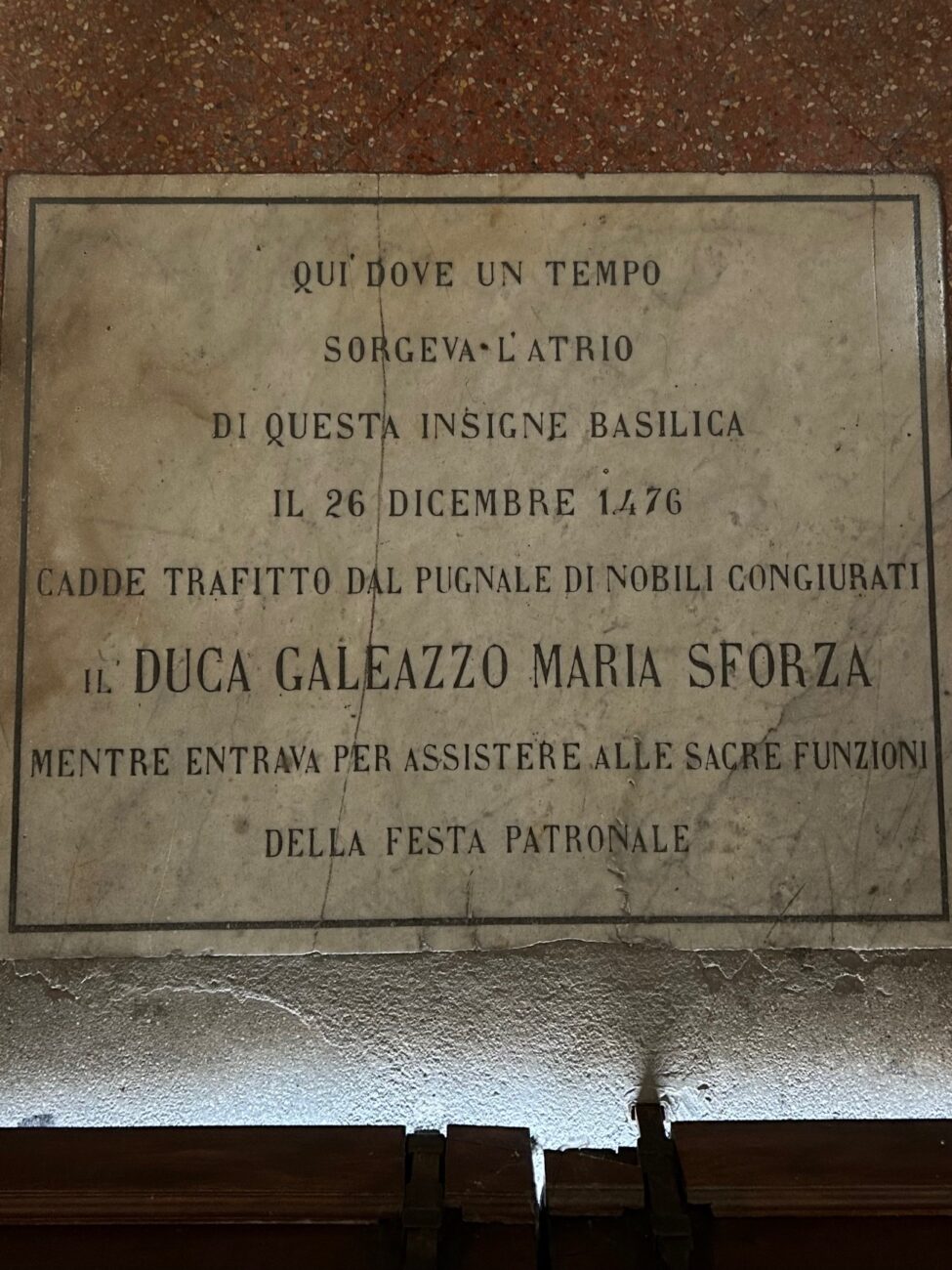 lapide che ricorda l'assassinio nella chiesa di Santo Stefano